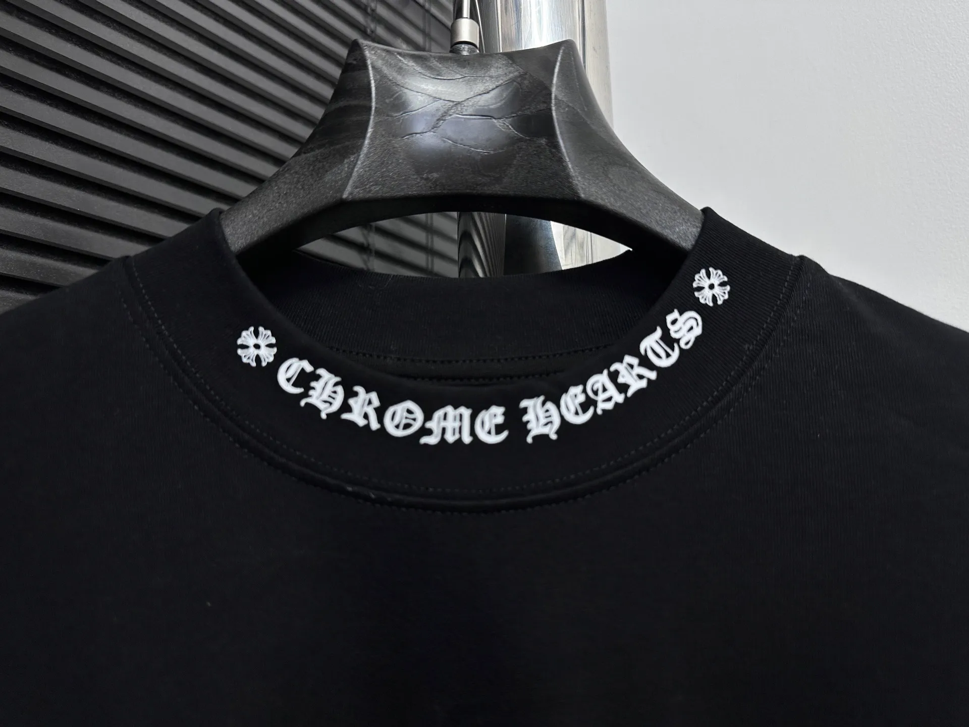 🅿️230 [Come Hearts] Crow Heart Graffiti Letters Limited Sanskrit Printed Long Sleeves, High Weight Threads on Collar and Cuffs, Custom Weaved and Dyed 280g Double Yarn Pure Cotton Fabric, Washed Anti-Counterfeiting Tags and other auxiliary labels are all correct versions, super conspicuous, super pretty, super stylish, same style for men and women! The overall upper body highlights fashion and individuality, and when worn together by a couple, it is a recommended T-shirt by the Street Ace!! Same style for men and women Size: XS-L